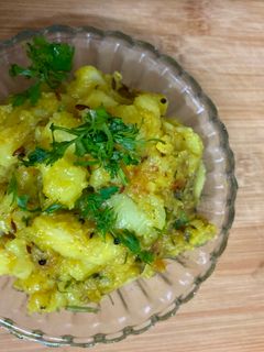 बटाट्याची भाजी (batatyachi bhaji recipe in marathi) रेसिपी चे मुख्य फोटो