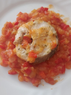 Una foto de Merluza al horno con salsa de verduras