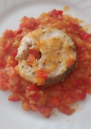 Una foto de Merluza al horno con salsa de verduras