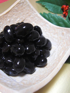 A picture of Simmered Black Soybeans for Osechi.