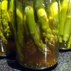 A picture of Canned dill pickle asparagus.