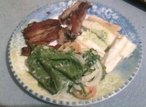 Una foto de Sardinas a la plancha con yuca y ensalada fresca