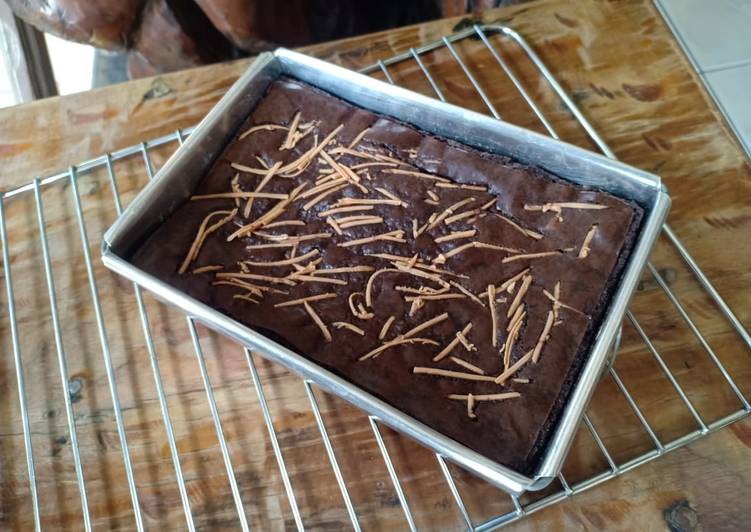 Langkah Mudah untuk Membuat Fudgy Brownies with Shiny Crust, Menggugah Selera