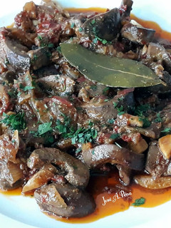 Una foto de Riñones de cerdo en salsa de ñora