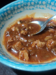 Una foto de Caldo ranchero de pollo picado con salsa de chiles cascabel, pulque y epazote las Correa