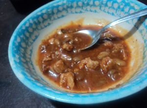 Una foto de Caldo ranchero de pollo picado con salsa de chiles cascabel, pulque y epazote las Correa