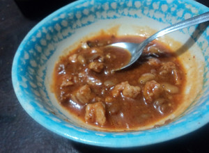 Una foto de Caldo ranchero de pollo picado con salsa de chiles cascabel, pulque y epazote las Correa