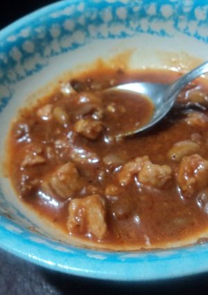 Una foto de Caldo ranchero de pollo picado con salsa de chiles cascabel, pulque y epazote las Correa