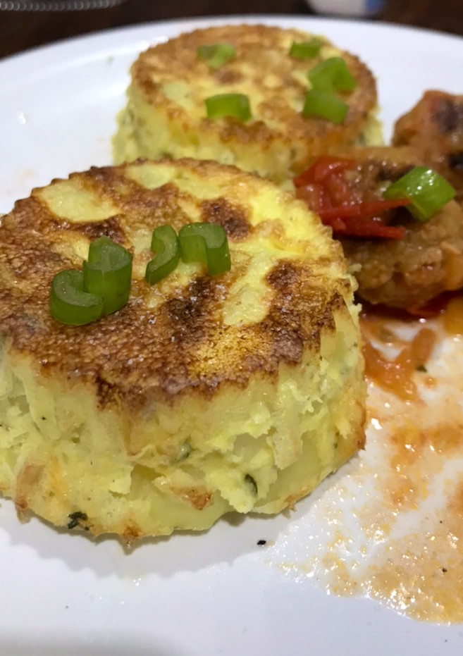 Una foto de Albóndigas de soja texturizada con mini tortilla de papa