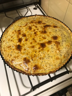 Una foto de Quiche Lorraine o tarta de cebolla y queso con masa de semillas