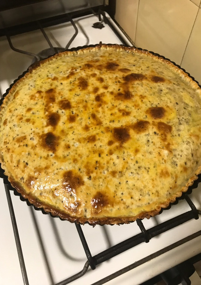 Una foto de Quiche Lorraine o tarta de cebolla y queso con masa de semillas
