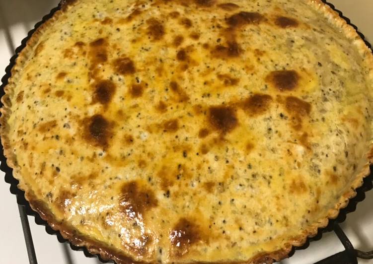 Quiche Lorraine o tarta de cebolla y queso con masa de semillas