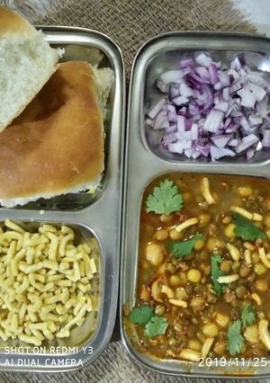 મિસળ પાઉં રેસીપી મુખ્ય ફોટો