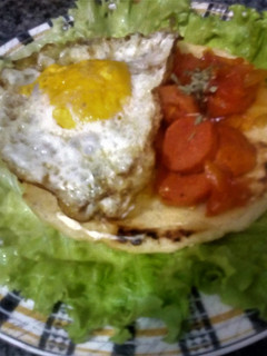 Una foto de Montadito de "Huevo, Arepa y Salchicha"