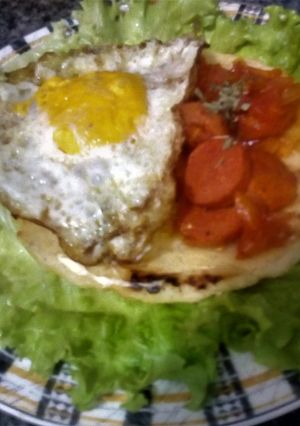 Una foto de Montadito de "Huevo, Arepa y Salchicha"