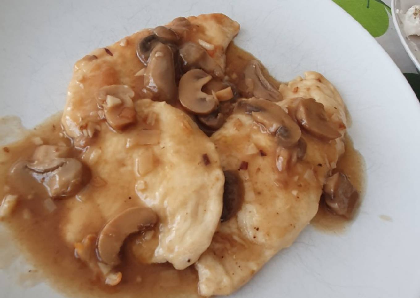 Pollo con salsa de champiñones