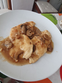 Una foto de Pollo con salsa de champiñones