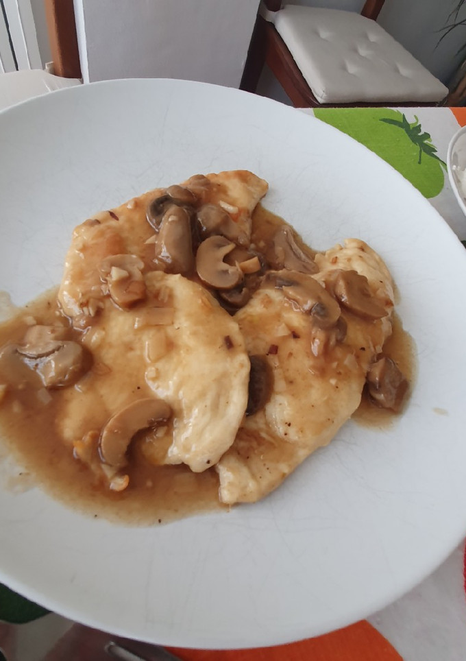 Una foto de Pollo con salsa de champiñones