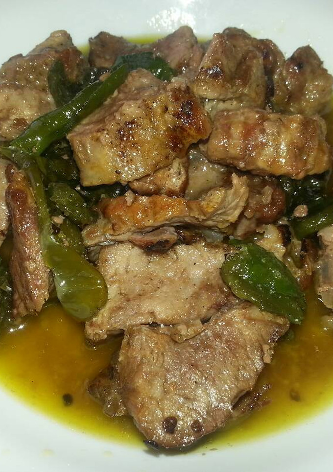 Una foto de Pluma ibérica asada con pimientos Padrón