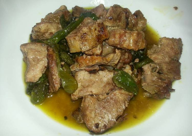 Pluma iberica asada con pimientos padron