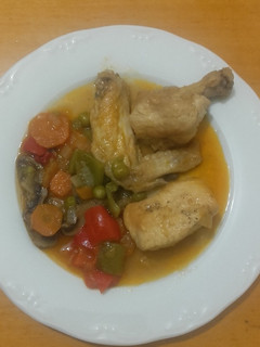 Una foto de Pollo con verdura guisado