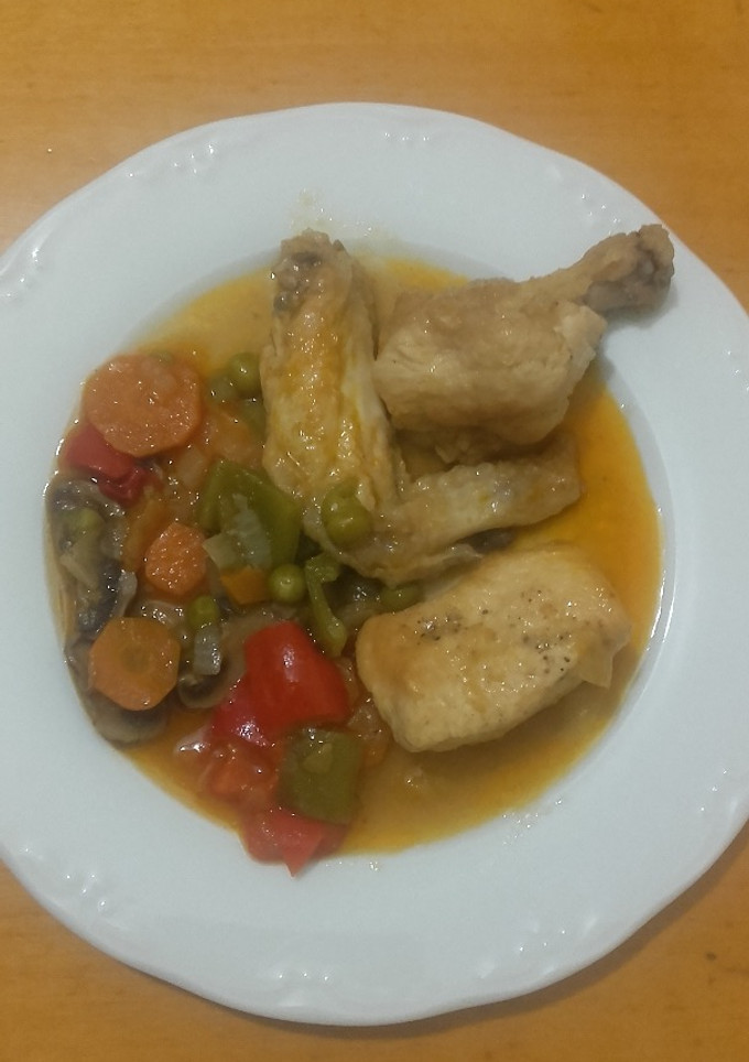 Una foto de Pollo con verdura guisado