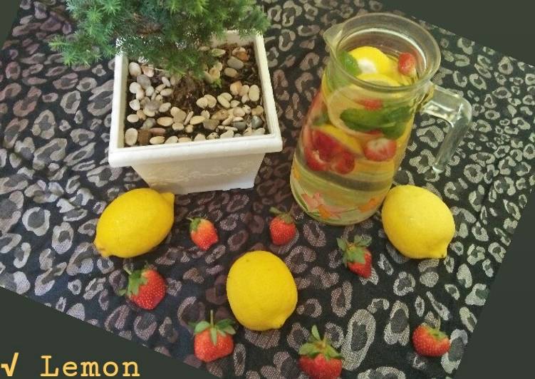 Cara menyajikan Infused water Lemon,strawberry,mint  yang Menggugah Selera