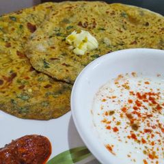 A picture of Methi paratha.