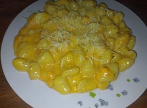 Una foto de Ñoquis con salsa de queso