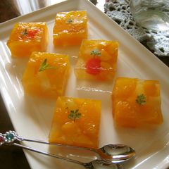 A picture of Cuttable Canned Fruit Jello.