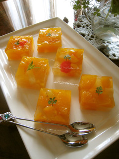 A picture of Cuttable Canned Fruit Jello.