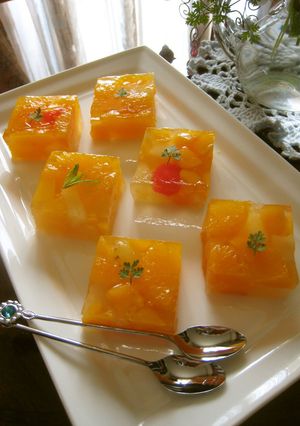 A picture of Cuttable Canned Fruit Jello.
