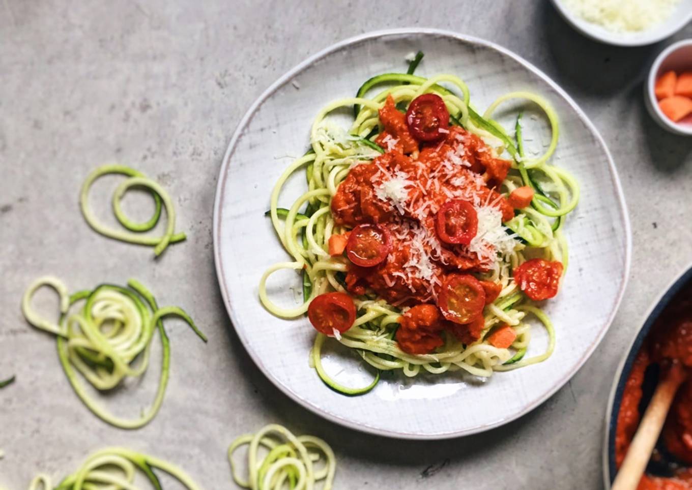 Espaguetis de calabacín con salsa de tomate casera