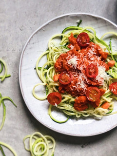 Una foto de Espaguetis de calabacín con salsa de tomate casera