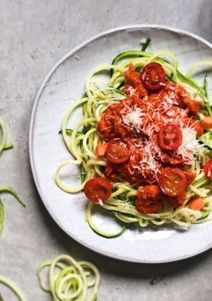 Foto principal de Espaguetis de calabacín con salsa de tomate casera