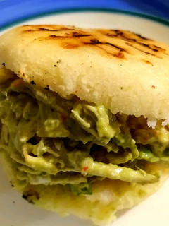 Una foto de Arepas de pollo y palta