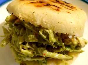 Una foto de Arepas de pollo y palta