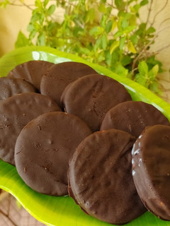 A picture of Marie gold biscuit lotte chocopie.
