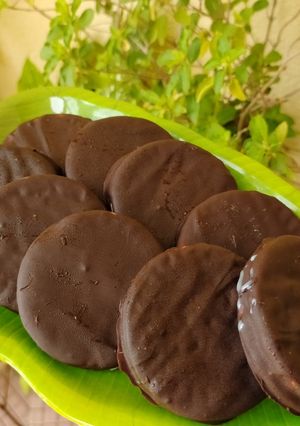 A picture of Marie gold biscuit lotte chocopie.