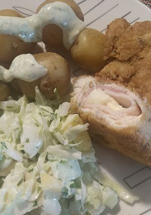 Una foto de Pollo enrollado y ensalada