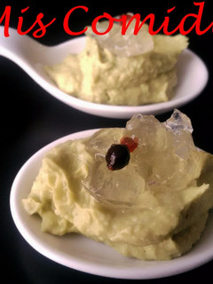 Una foto de Hummus de aguacate con mermelada de gin tonic