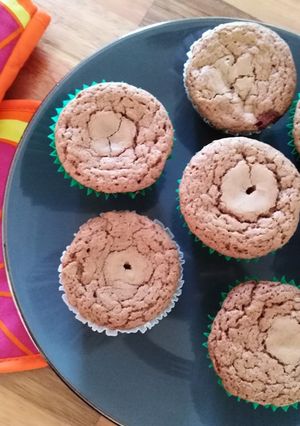 Una foto de Muffin de chocolate rellenos de dulce de leche 😋
