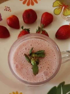 સ્ટ્રોબેરી મિલ્ક શેક(Strawberry Milkshake Recipe in Gujarati) રેસીપી મુખ્ય ફોટો