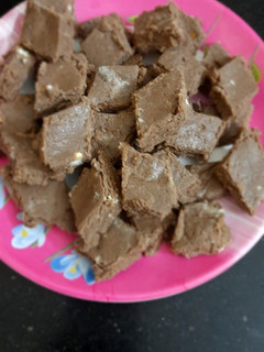 சாக்லேட் பர்ஃபி (chocolate burfi recipe in tamil) செய்முறை முக்கிய புகைப்படம்