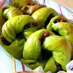 A picture of Matcha Milk Adzuki Bread.