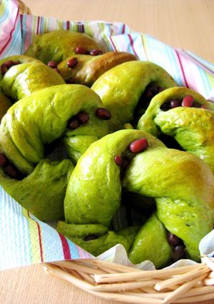 A picture of Matcha Milk Adzuki Bread.