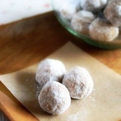 A picture of Easy Rice Flour and Kinako Snowball Cookies.