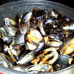 A picture of mussels.