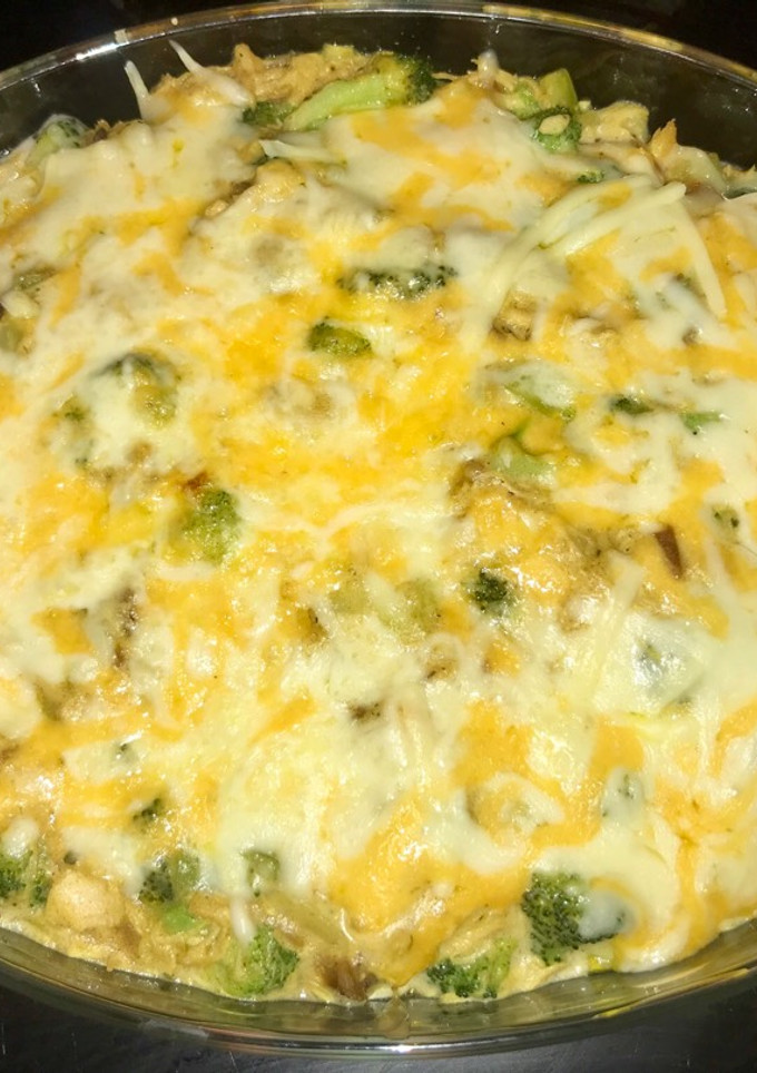 Una foto de Gratén de brócoli con pollo y dátiles