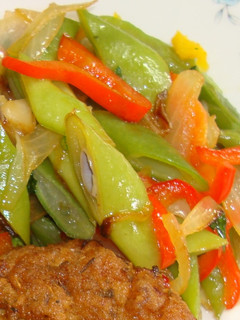 Una foto de POROTOS VERDES CON PIMIENTOS MORRONES ROJOS. JON STYLE